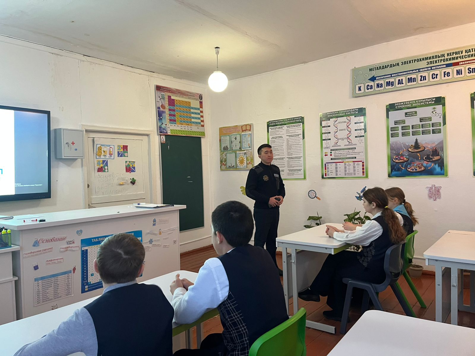 В рамках месячника «Закон и Порядок» для учащихся была проведена беседа на тему коррупции   совместно с УИП старшим лейтенантом  Кайсаевым Б.А.  