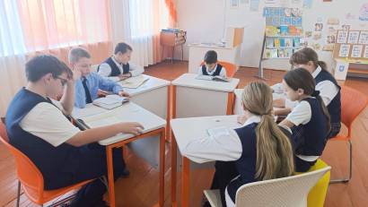 В нашей школе в рамках проекта «Балалар кітапханасы» состоялась познавательная беседа у книжной полки.